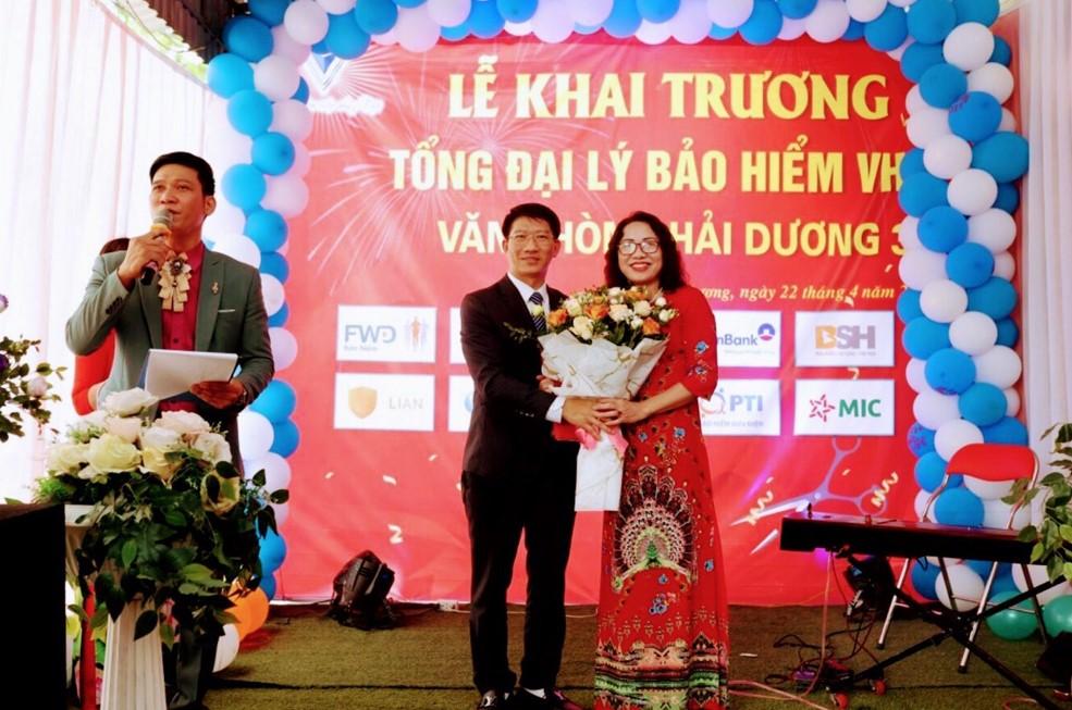 Tổng Công ty VHP Việt Nam trao hoa chúc mừng VHP Hải Dương 3 khai trương hồng phát
